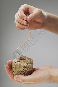 纺手握着一卷天然纤维弦马尼拉一种图片