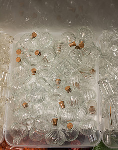 喝玻璃盒子中空的小型透明瓶子集目的图片