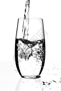 带水的玻璃杯以白色背景隔离一种喷饮料图片
