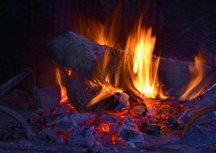热的温暖黑色火焰壁炉烧伤燃热木柴日志篝火木光暖冬季黑色晚背景图片