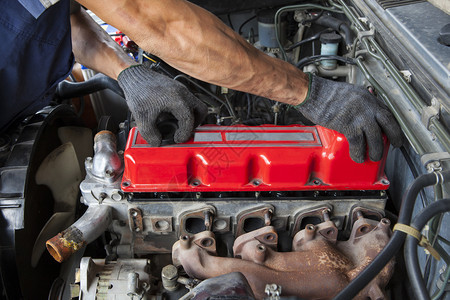检查维护柴油机轻型取光卡车的气瓶柴油引擎车修理和维手电保养图片