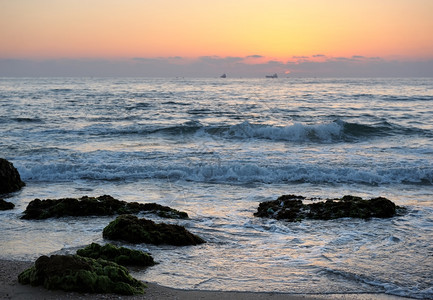 海滩粉色的日落后傍晚深夜地中海岸的滨粉彩图片