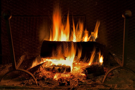 火焰和烈在壁炉中烧灼的木篝火柴头图片