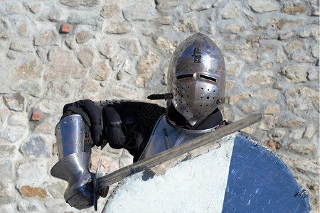 雇佣兵中世纪金属装甲和头盔雇佣军骑士战斗机图片