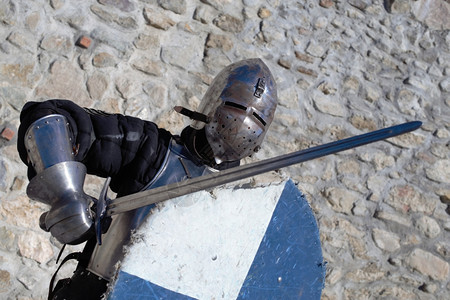 盔甲比赛战斗机中世纪金属装甲和头盔雇佣军骑士图片