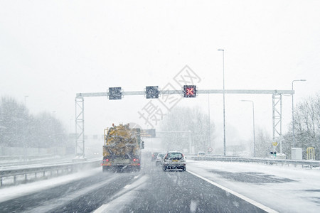 阿姆斯特丹雪中的高速公路图片