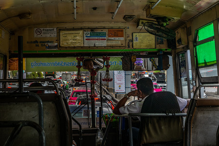 道路工作泰国曼谷2019年6月日曼谷公路上一辆旧巴士的司机坐着图片