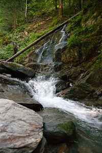 欧洲远足自然夏季高山度假旅游中的瀑布和阿尔卑斯河图片