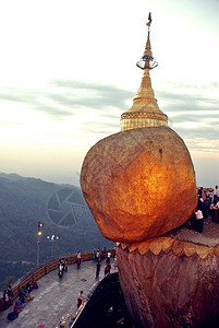 金石是缅甸最顶尖的目地之一也是缅甸令人惊艳的景象地标佛岩石图片