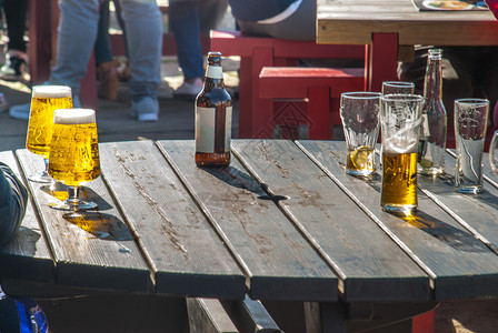 放松完美的轻啤酒在木制桌上一个美好的天适合制作背景图像的好日子饮料一种图片