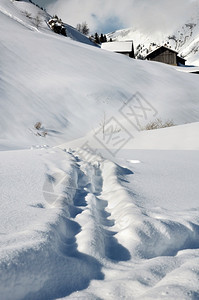 雪山村庄美景图片