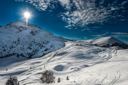 冬季雪山风光图片