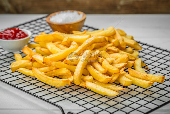 食物油炸金的网格上薯条图片