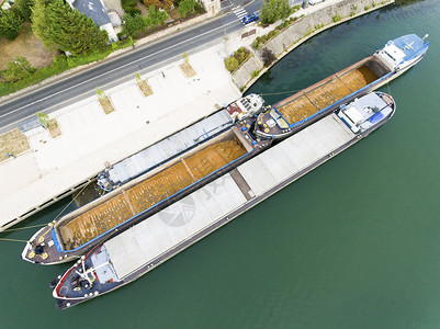 河ViryChatillon埃松法兰西岛国的驳船景观运输图片