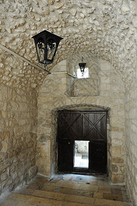 耶路撒冷旧区有小门和灯笼的天台黑色白院子图片