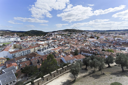 葡萄牙TorresVedras镇从中世纪城堡的垒内被看见托雷斯石工堞图片