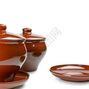 白色背景上的棕陶瓷锅红器目的图片