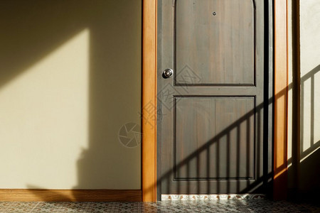 墙带遮太阳阴影的木门入口建筑学屋图片