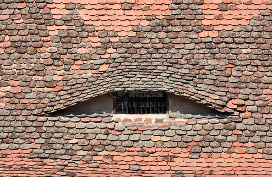 传统的签名锡比乌罗马尼亚市传统建筑详细规定屋顶的瓷砖眼图片
