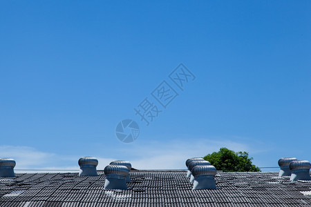 冷却动机安装在工厂的屋顶上安装在工厂的屋顶上温暖图片