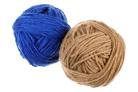 纺织品领域白色背景的两个彩羊毛球细绳图片