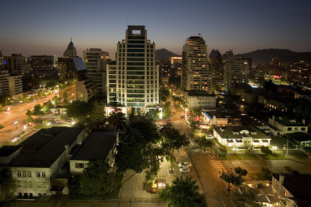 在南美洲智利中部圣地亚哥市的夜景中南美城市天际线中央图片