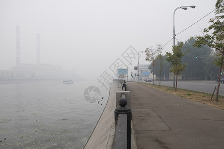 俄罗斯路河201年夏天莫斯科烟雾中的图片