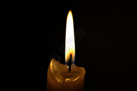 黑暗的匹配蜡烛橙图片