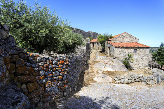 传统的一般葡萄牙Scowelha中世纪村当地丰富的花岗岩石所建传统房屋的景象位于葡萄牙Scortelha中世纪村城堡图片
