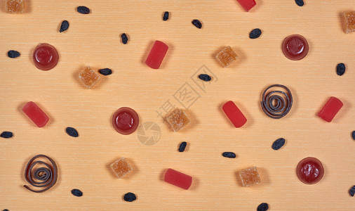 红色的螺旋摘要橙色橘子酱和葡萄干背景红果浆和葡萄干的背景糖果图片