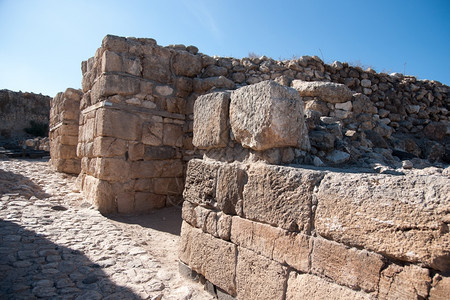游客电话拥有古老废墟和历史的以色列旅游历史的公园为了图片