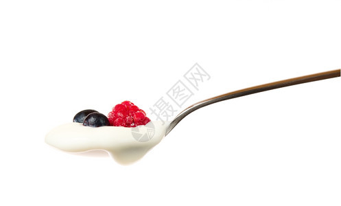 勺子有酸奶和浆果白孤立背景色的蓝莓早餐图片