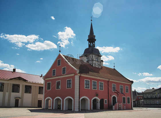 欧洲的天空旗帜Bauska市政厅在Bauska历史中心区用拉脱维亚装饰的Bauska市政厅图片