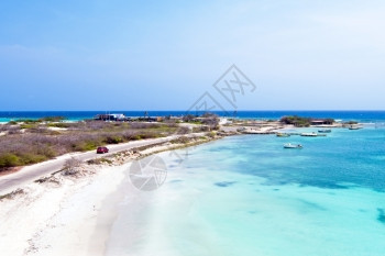 四边形从加勒比海阿鲁巴岛的罗杰斯海滩起飞的空中航公司海浪无人机图片