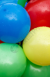 绞刑绿色带雨滴的多彩空气球黄色的背景图片