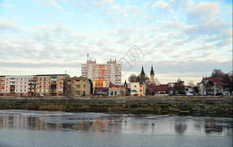 超过卢戈日罗马尼亚蒂米斯河上的0126城市景观提米斯社论图片
