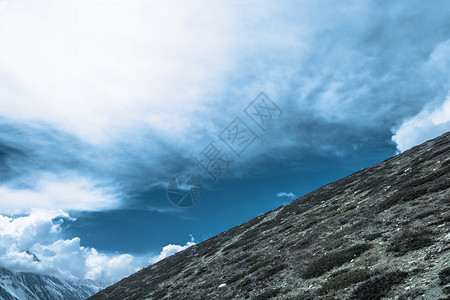 壮阔伟丽的山间风景图片