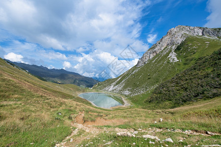 壮阔伟丽的山间风景图片