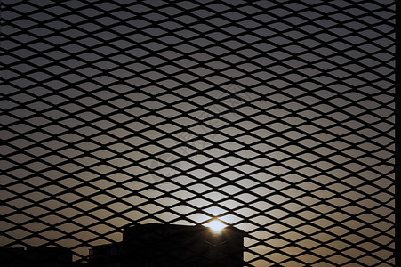 太阳蒂米什瓦拉晚上这座城市的日落穿过围栏图片