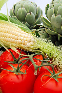 颜色丰富多彩的本迪克森Artikokes葡萄藤扯开西红柿和新鲜玉米在椰子上是健康饮食新蔬菜的一部分图片