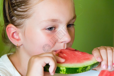可爱女孩吃西瓜背景图片