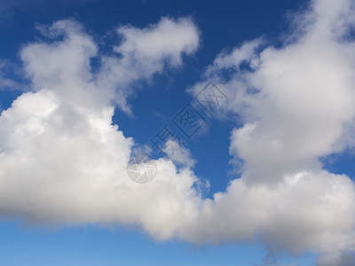 蓝色的极简主义云景蓝色天空中的云彩图片