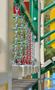 走铁链上的悬吊桥是街游乐场的一块碎片玩骑图片