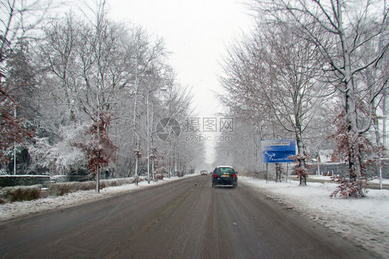 路运输季节荷兰农村冬季下雪时驾车驶来自荷兰的乡村图片