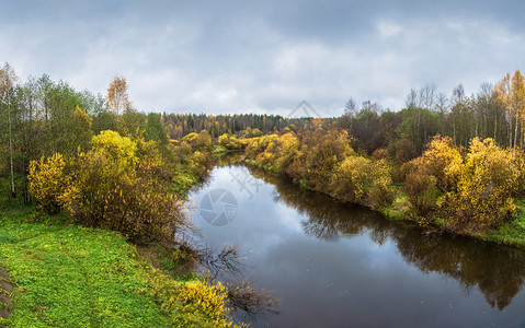 河流岸边的秋季风光图片