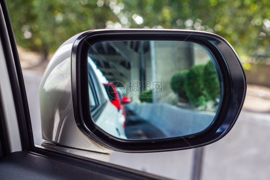 户外旅行汽车与路面的镜子高速公路图片