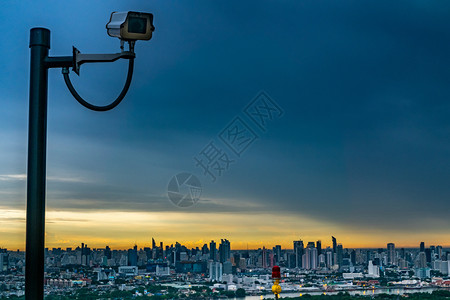 屏幕央视君2019年闭路电视监控保安摄像头在美丽的黄昏时带着对城市的景象进行回击背景