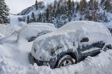 轮胎重的沉淀大雨过后汽车被大雪覆盖图片