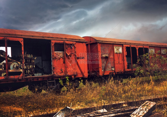 火车生锈的导轨云层背景剧变的废弃列车组成情况图片