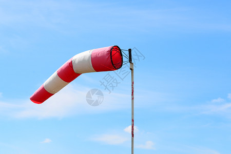 蓝天上空的风标指示袖旗蓝色的极飞机场图片